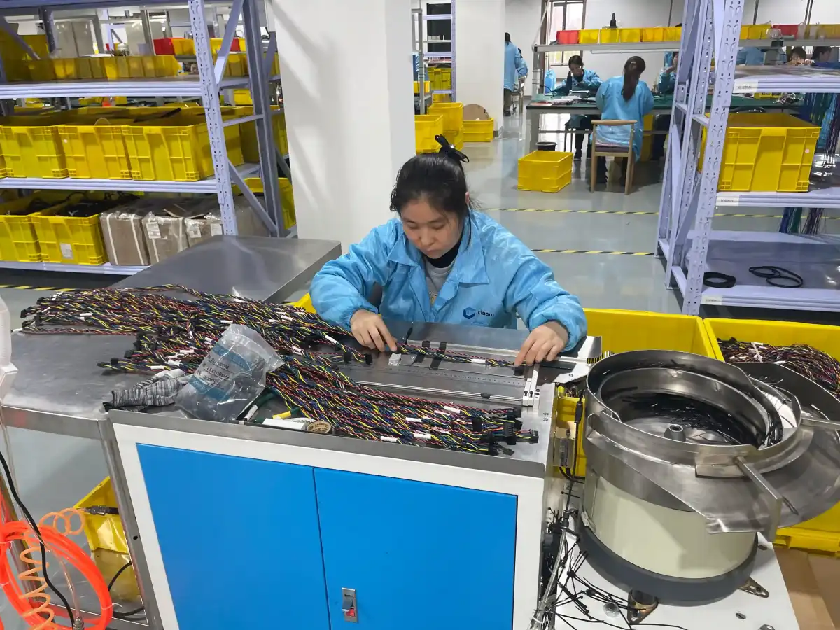 Kabelboom clips en cable tie bundling voor gecontroleerde routing