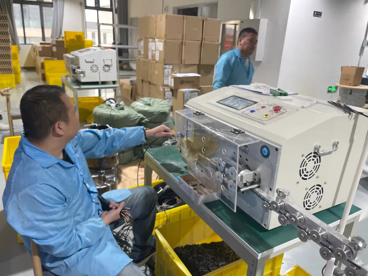 Draadsnijmachine in bedrijf met kwaliteitscontrole