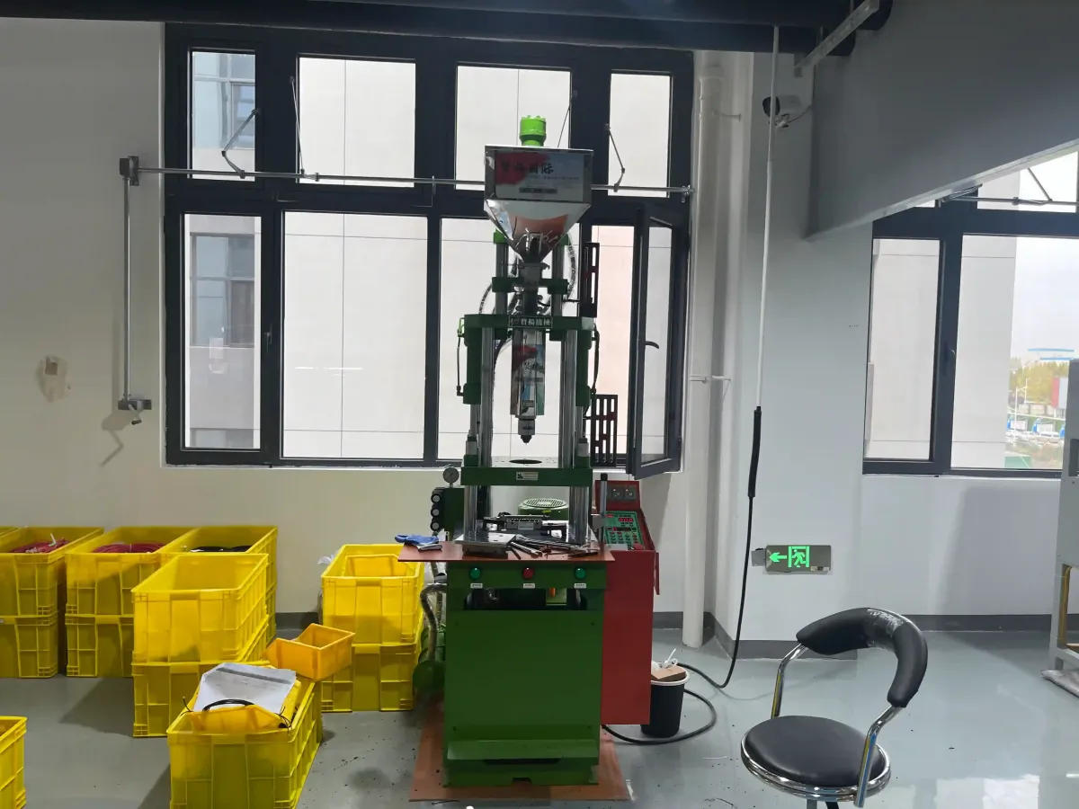 Overmolding machine voor kabelassemblages en connector strain relief