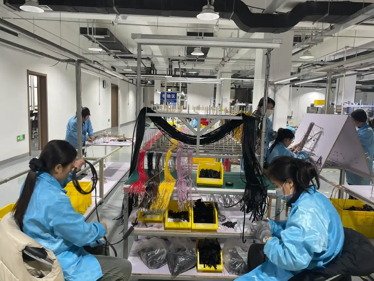 Kabelboom productielijn met geautomatiseerde assemblagestations